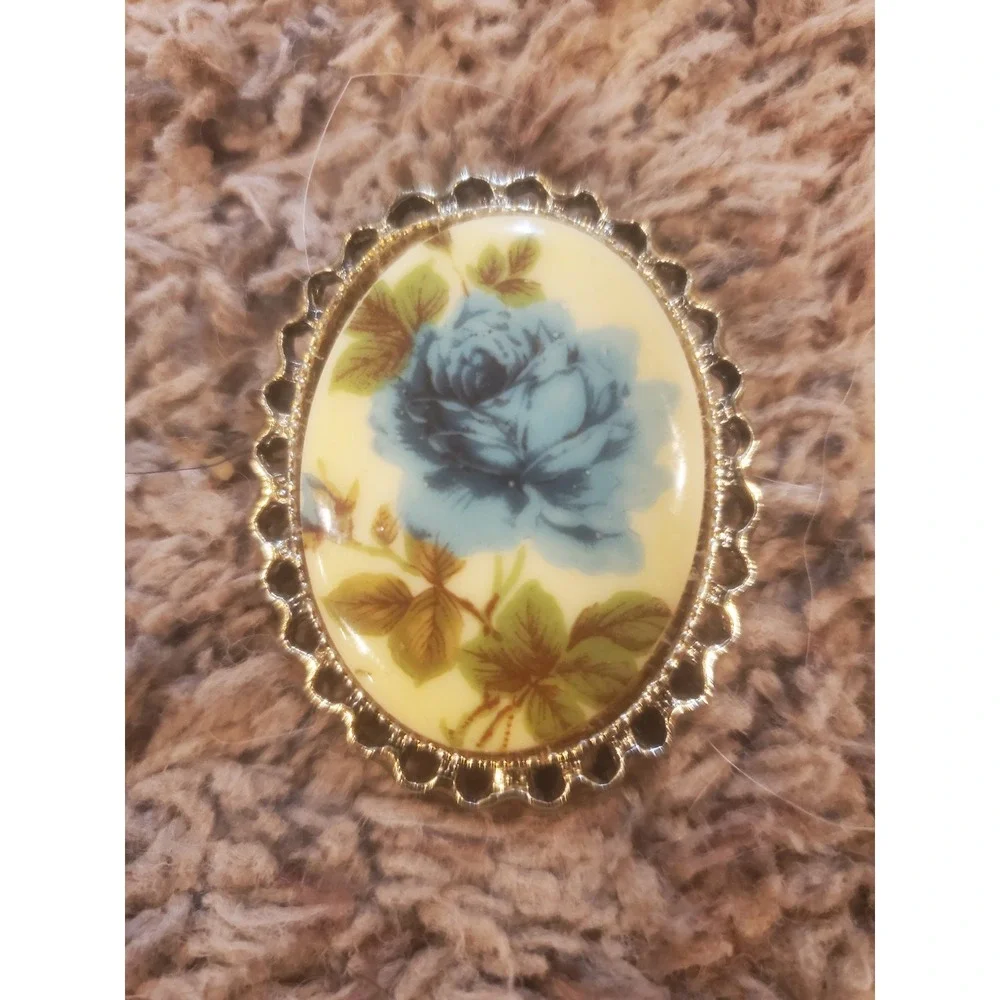 Vintage Blue Rose‎ Brooch Gold Tone Scalloped Oval Floral Pin Pendant 1.5 Inch